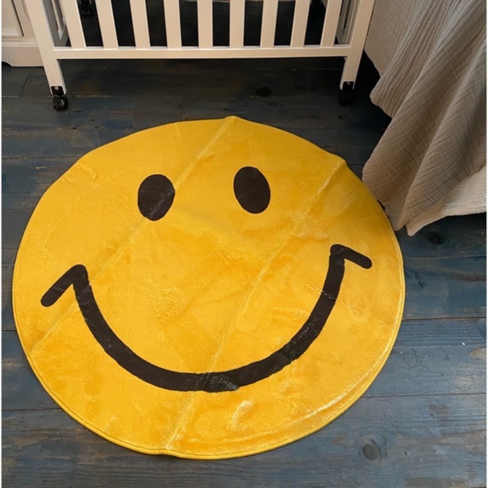 The CUTEST SMILEY FACE rug😃makes me smile every time I see it-I have 1 too! NEW